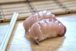 sashimi Sushi em a madeira mesa foto