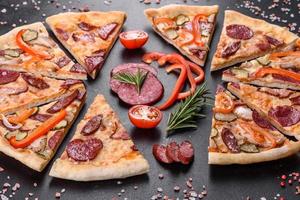 deliciosa pizza fresca feita em forno de lenha com linguiça, pimenta e tomate foto