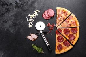 deliciosa pizza fresca feita em forno de lenha com quatro tipos de carne e linguiça foto