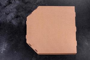 caixa de papelão marrom de formato quadrado para transporte e entrega de pizza foto