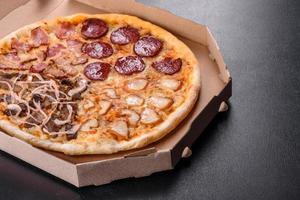 deliciosa pizza fresca feita em forno de lenha com quatro tipos de carne e linguiça foto