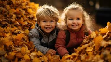 adorável crianças jogando dentro pilhas do outono folhas foto