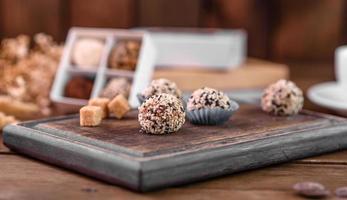 saboroso doce doce feito à mão com recheio de queijo e polvilhe foto