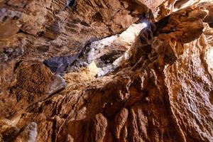 calcário em cavernas subterrâneas frequentadas por espeleólogos foto