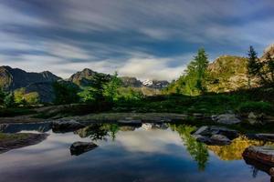 espelho d'água em paisagem montanhosa nos Alpes italianos foto