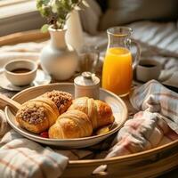 preguiçoso manhã dentro cama com café da manhã foto