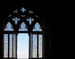 silhueta da janela medieval foto