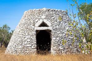 região de puglia, itália. armazém tradicional feito de pedra foto