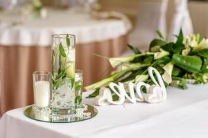 bela decoração do feriado de casamento com flores e folhagens com decoração de florista foto