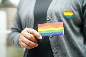 mulher asiática com bandeira do arco-íris, direitos do símbolo lgbt e igualdade de gênero, mês do orgulho lgbt em junho. foto