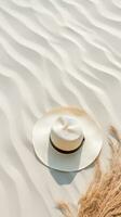 verão fundo com Palha chapéu e branco areia com esvaziar cópia de espaço foto