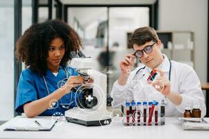 médico fala com profissional cabeça enfermeira ou cirurgião, elas usar digital tábua computador. diverso equipe do saúde Cuidado especialistas discutindo teste resultado em escrivaninha foto