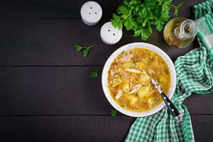 frango sopa com batatas e trigo mourisco. topo Visão foto