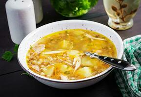 frango sopa com batatas e trigo mourisco. foto