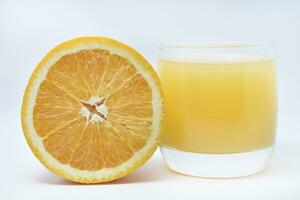 laranja suco dentro uma vidro vidro e a fruta do laranjas. refrescante beber em uma branco fundo do fruta. foto