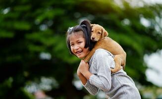 jovem menina tocam com uma pequeno cachorro alegremente interespécies amor amor do pessoas e animais de estimação foto