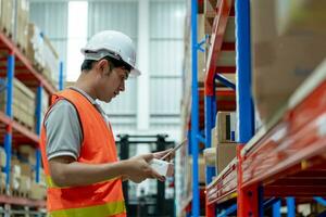 armazém trabalhador escolher caixa bens dentro inventário e Verifica estoque produtos. transporte logístico o negócio navio Entrega para cliente. estoque cartão, conta do material, inspeção, armazém, armazenar, fator foto