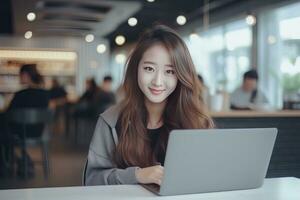 retrato do feliz ásia fêmea aluna Aprendendo conectados dentro café comprar, jovem mulher estudos com computador portátil dentro cafeteria, fazendo dever de casa foto