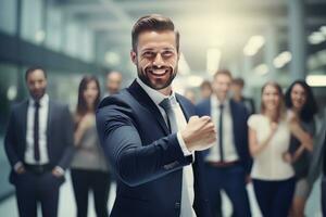 confiante homem de negocios mostrando uma brigando pose, bonito Gerente gestos levantando punhos dentro moderno escritório, masculino empreendedor lutas uma problema foto