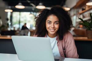 retrato do lindo Preto fêmea aluna Aprendendo conectados dentro café comprar, jovem africano americano mulher estudos com computador portátil dentro cafeteria, fazendo dever de casa foto