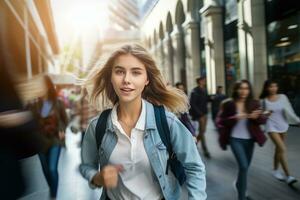 lindo aluna caminhando para escola, adolescente menina anda em em uma lotado pedestre rua, fêmea aluna olhando às Câmera e sorridente. foto