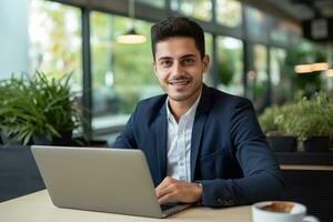 bonito latim homem de negocios trabalhando com computador, masculino Gerente trabalho dentro moderno escritório, análise dados Estatisticas e o negócio planejamento. foto