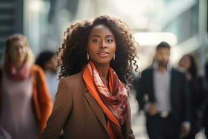 africano empresária caminhando dentro moderno cidade, lindo mulher anda em em uma lotado pedestre rua, o negócio Gerente cercado de borrão pessoas em ocupado rua. foto