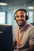 retrato do uma bonito africano homem, cliente serviço operador, ligar Centro trabalhador falando através fone de ouvido com cliente dentro moderno escritório. foto