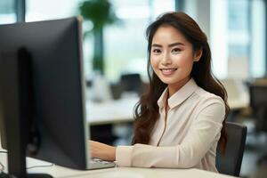 lindo ásia empresária trabalhando com computador, fêmea Gerente trabalho dentro moderno escritório, análise dados Estatisticas e o negócio planejamento. foto