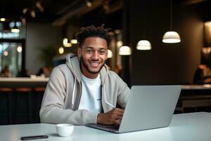 retrato do alegre Preto masculino aluna Aprendendo conectados dentro café comprar, jovem africano americano homem estudos com computador portátil dentro cafeteria, fazendo dever de casa foto