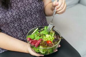 ásia excesso de peso mulher dieta peso perda comendo fresco fresco caseiro salada saudável comendo conceito obeso mulher com peso dieta estilo de vida. foto