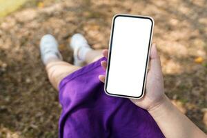 fechar acima do mulheres mãos segurando célula Telefone em branco cópia de espaço tela. inteligente telefone com tecnologia conceito foto