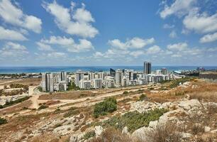 Visão do a não peres distrito do haifa, a estádio e a mar costa foto