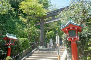 torii portão do enoshima santuário às enoshima ilha, Fujisawa, Kanagawa, Japão foto