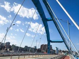 bela ponte em arco em sokcho city, coreia do sul foto