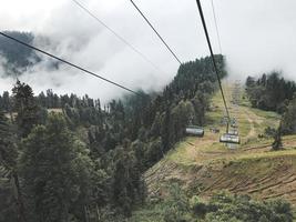 o teleférico nas montanhas do Cáucaso. área de sochi, roza khutor, rússia foto