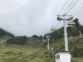 o teleférico nas montanhas do Cáucaso. vista de baixo. área de sochi, roza khutor, rússia foto