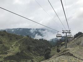 o teleférico nas montanhas do Cáucaso. área de sochi, roza khutor, rússia foto