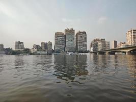 grandes edifícios na costa do Rio Nilo. cidade do cairo, egito foto