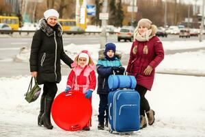 inverno, viagem - família com Bagagem pronto para a viagem para inverno período de férias foto