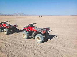 quadriciclos no deserto do egito foto