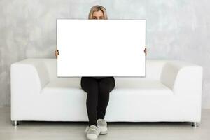 mulher segurando uma em branco borda para seu texto foto