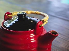 bule de chá vermelho chinês em uma mesa de madeira, close-up foto