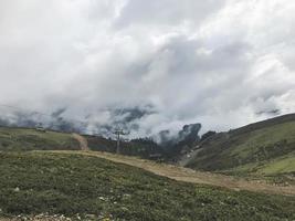 montanhas do cáucaso envoltas em nuvens em roza khutor, rússia foto