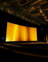 ampla tela exibição às o negócio evento, noite dentro ampla quarto com iluminado amarelo e laranja luzes ilustração foto