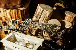 Natal metal festão do estrelas. brilhar bolas para Natal árvore dentro uma de madeira caixa foto