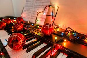 piano teclado com Natal decoração, fechar-se foto