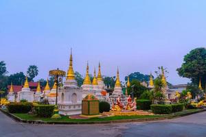 o templo de vinte pagodes é um templo budista na província de lampang, na Tailândia foto