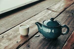 quente chá, chá copo com Panela em madeira mesa foto