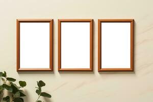 três esvaziar brincar de madeira quadros em uma luz bege parede foto